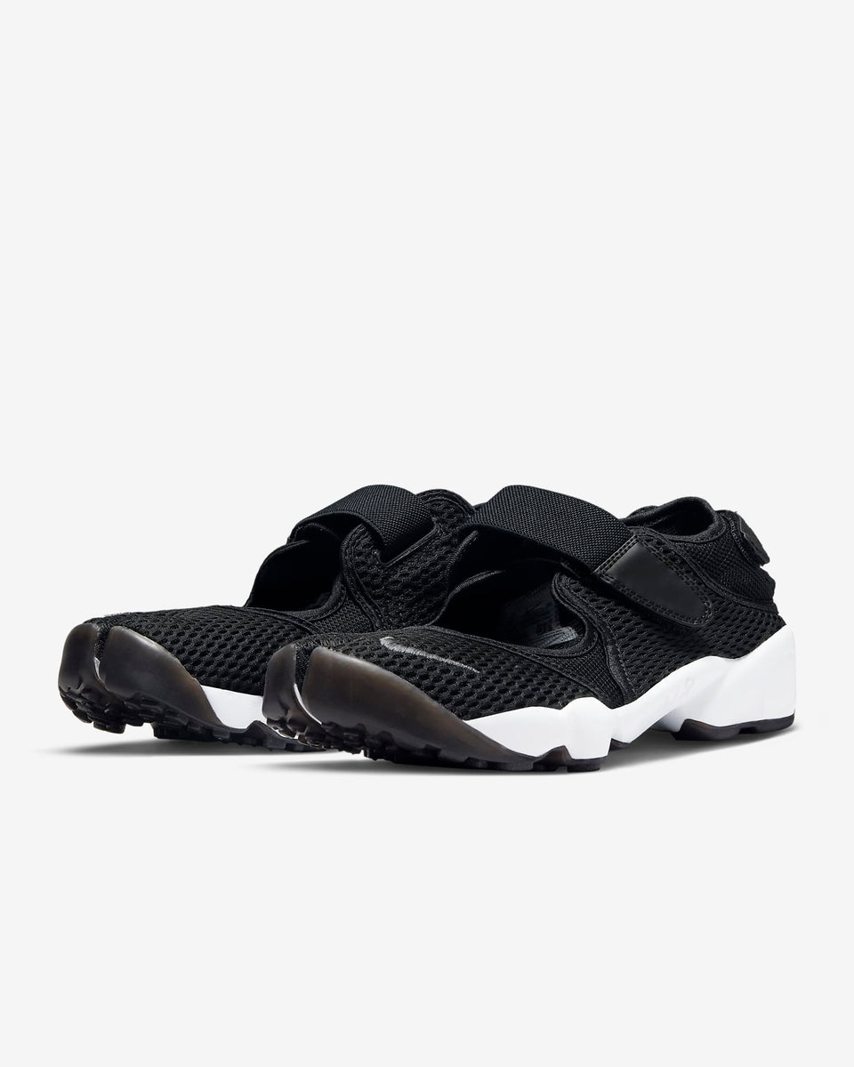 All black sneakers womens on sale nike