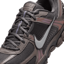 Load image into Gallery viewer, NIKE - Zoom Vomero 5 - Cave Stone - Men&#39;s [HF5493 201]