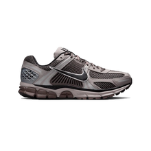 Load image into Gallery viewer, NIKE - Zoom Vomero 5 - College Grey/Cave Stone - Unisex [FB9149 005]