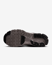Load image into Gallery viewer, NIKE - Zoom Vomero 5 - College Grey/Cave Stone - Unisex [FB9149 005]