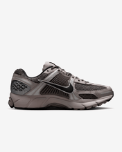 Load image into Gallery viewer, NIKE - Zoom Vomero 5 - College Grey/Cave Stone - Unisex [FB9149 005]