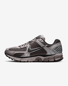 NIKE - Zoom Vomero 5 - College Grey/Cave Stone - Unisex [FB9149 005]