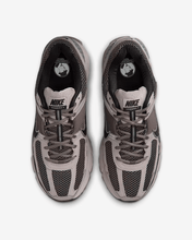 Load image into Gallery viewer, NIKE - Zoom Vomero 5 - College Grey/Cave Stone - Unisex [FB9149 005]