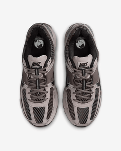 NIKE - Zoom Vomero 5 - College Grey/Cave Stone - Unisex [FB9149 005]