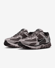 Load image into Gallery viewer, NIKE - Zoom Vomero 5 - College Grey/Cave Stone - Unisex [FB9149 005]