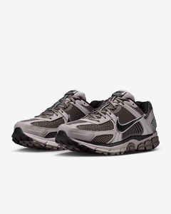 NIKE - Zoom Vomero 5 - College Grey/Cave Stone - Unisex [FB9149 005]