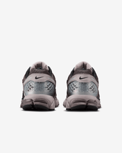 Load image into Gallery viewer, NIKE - Zoom Vomero 5 - College Grey/Cave Stone - Unisex [FB9149 005]