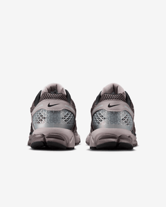 NIKE - Zoom Vomero 5 - College Grey/Cave Stone - Unisex [FB9149 005]