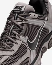 Load image into Gallery viewer, NIKE - Zoom Vomero 5 - College Grey/Cave Stone - Unisex [FB9149 005]