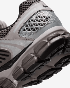 NIKE - Zoom Vomero 5 - College Grey/Cave Stone - Unisex [FB9149 005]