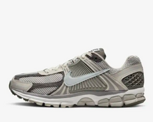 Load image into Gallery viewer, NIKE Zoom Vomero 5 FD0791 012 Iron Ore Flat Pewter Unisex (LF)