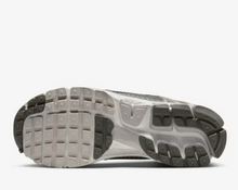 Load image into Gallery viewer, NIKE Zoom Vomero 5 FD0791 012 Iron Ore Flat Pewter Unisex (LF)