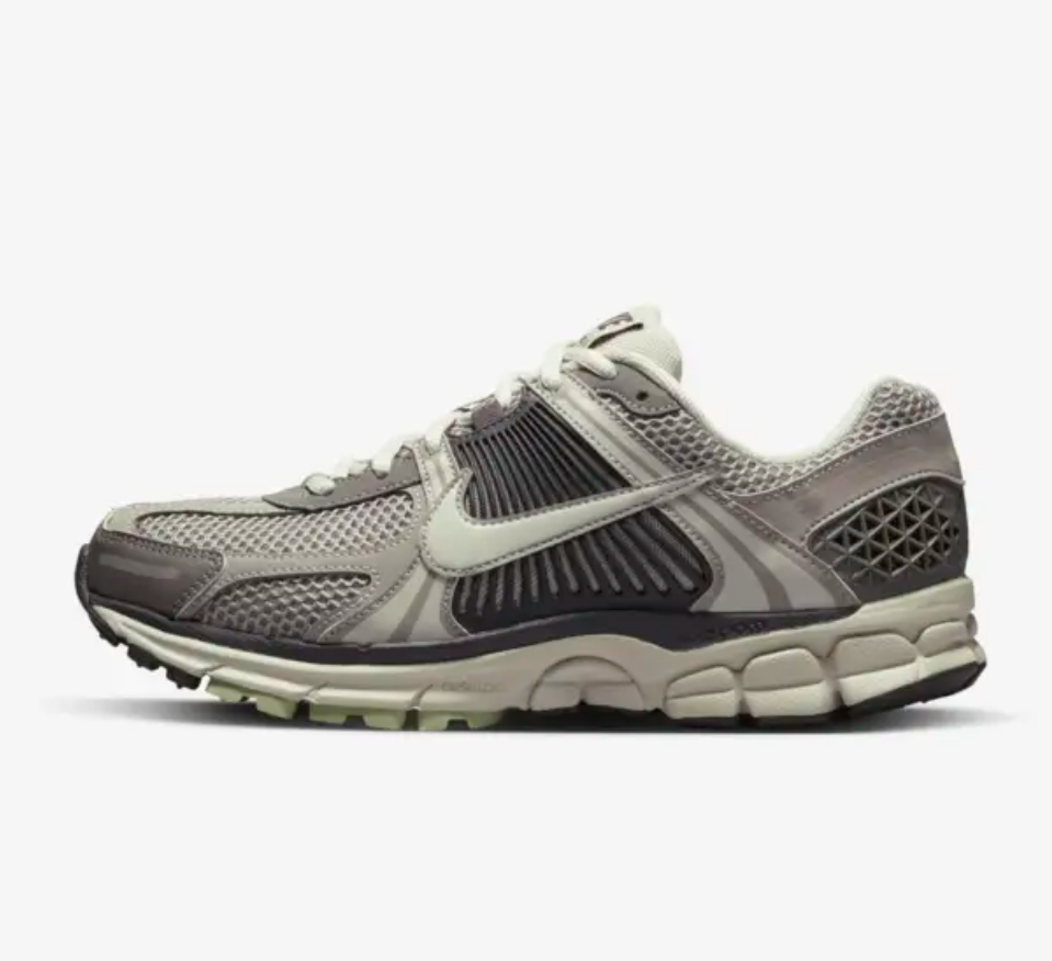 NIKE Zoom Vomero 5 Cobblestone Flat Pewter Women FB8825 001 LF