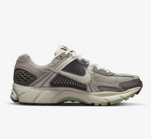 Load image into Gallery viewer, NIKE Zoom Vomero 5 Cobblestone Flat Pewter Women FB8825 001 (LF)