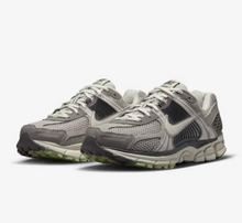 Load image into Gallery viewer, NIKE Zoom Vomero 5 Cobblestone Flat Pewter Women FB8825 001 (LF)