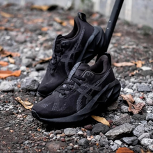 Load image into Gallery viewer, ASICS - Novablast 5 - Black/Carrier Grey - Men&#39;s [1011B974 002]