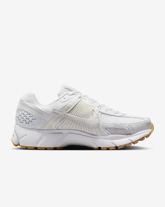 NIKE - W Zoom Vomero 5 - White Gum - Women's [FJ2028 104]