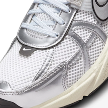 Load image into Gallery viewer, NIKE - W V2K Run - Summit White/Metallic Silver - Women&#39;s [FD0736 100]