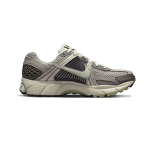 Load image into Gallery viewer, NIKE - Zoom Vomero 5 - Cobblestone/Flat Pewter - Women&#39;s [FB8825 001]