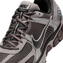 Load image into Gallery viewer, NIKE - Zoom Vomero 5 - College Grey/Cave Stone - Unisex [FB9149 005]