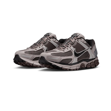 Load image into Gallery viewer, NIKE - Zoom Vomero 5 - College Grey/Cave Stone - Unisex [FB9149 005]