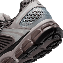 Load image into Gallery viewer, NIKE - Zoom Vomero 5 - College Grey/Cave Stone - Unisex [FB9149 005]