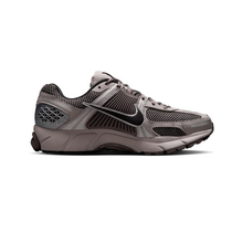 Load image into Gallery viewer, NIKE - Zoom Vomero 5 - College Grey/Cave Stone - Unisex [FB9149 005]