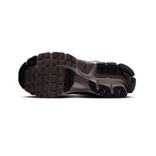 Load image into Gallery viewer, NIKE - Zoom Vomero 5 - College Grey/Cave Stone - Unisex [FB9149 005]