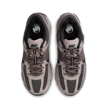 Load image into Gallery viewer, NIKE - Zoom Vomero 5 - College Grey/Cave Stone - Unisex [FB9149 005]