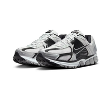 Load image into Gallery viewer, NIKE - Zoom Vomero 5 - Metallic Silver - Unisex [FJ4151 004]