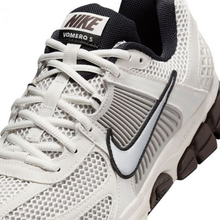 Load image into Gallery viewer, NIKE - W Zoom Vomero 5 - Phantom/Mtlc Platinum - Women&#39;s [FJ2028 001]