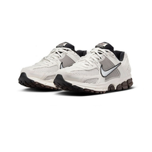 Load image into Gallery viewer, NIKE - W Zoom Vomero 5 - Phantom/Mtlc Platinum - Women&#39;s [FJ2028 001]