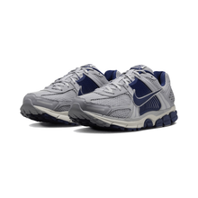 Load image into Gallery viewer, NIKE - Zoom Vomero 5 - Vast Grey/Blue Void - Unisex [FB9149 003]