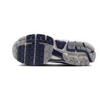 Load image into Gallery viewer, NIKE - Zoom Vomero 5 - Vast Grey/Blue Void - Unisex [FB9149 003]