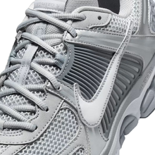 Load image into Gallery viewer, NIKE - Zoom Vomero 5 - Wolf Grey/Metallic Silver - Unisex [FJ4151 003]