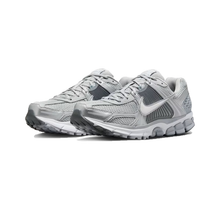 Load image into Gallery viewer, NIKE - Zoom Vomero 5 - Wolf Grey/Metallic Silver - Unisex [FJ4151 003]