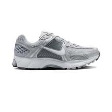 Load image into Gallery viewer, NIKE - Zoom Vomero 5 - Wolf Grey/Metallic Silver - Unisex [FJ4151 003]