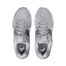 Load image into Gallery viewer, NIKE - Zoom Vomero 5 - Wolf Grey/Metallic Silver - Unisex [FJ4151 003]