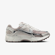 Load image into Gallery viewer, NIKE - W Zoom Vomero 5 - Vast Grey/Violet - Women&#39;s [HV6417 001]