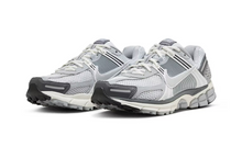 Load image into Gallery viewer, NIKE Womens Zoom Vomero 5 FD9919 001 (LF)
